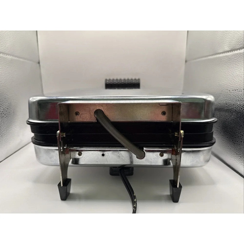 VillaWare Belgian Waffler 4 Square Waffle Maker Iron  Model 6100 Removable Plate